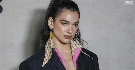 dua lipa nude|Il cambio look di Dua Lipa è estremo: le foto in topless da due